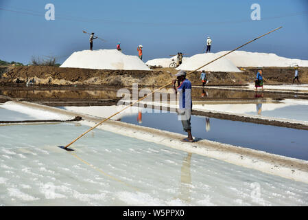 Les personnes travaillant à salines Chharwada Abu Dhabi Gujarat Inde Asie Banque D'Images