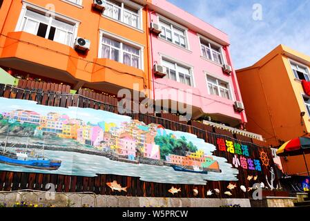 Une grappe de maisons colorées est vue à un village de Wenling City, Zhejiang Province de la Chine de l'Est, 4 mai 2019. Banque D'Images