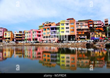 Une grappe de maisons colorées est vue à un village de Wenling City, Zhejiang Province de la Chine de l'Est, 4 mai 2019. Banque D'Images