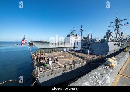 190729-N-DA737-0047 Everett, Washington (29 juillet 2019) Le croiseur lance-missiles USS Mobile Bay (CG 53) est en cours afin de participer au défilé de navires, une partie de la flotte de Seafair Seattle 7. Seafair Fleet Week est une célébration annuelle de la mer où les services marins, marines et de la Garde côtière des États-Unis en visite de membres de la Marine et des navires de la Garde côtière et des navires du Canada font de la ville un port d'escale. (U.S. Photo par marine Spécialiste de la communication de masse 2e classe Jonathan Jiang/libérés) Banque D'Images