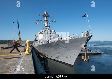 190729-N-DA737-0098 Everett, Washington (29 juillet 2019) Lance-missiles le destroyer USS Spruance (DDG 111) est en cours afin de participer au défilé de navires dans le cadre de la Semaine de la flotte Seafair Seattle. Seafair Fleet Week est une célébration annuelle de la mer où les services marins, marines et de la Garde côtière des États-Unis en visite de membres de la Marine et des navires de la Garde côtière et des navires du Canada font de la ville un port d'escale. (U.S. Photo par marine Spécialiste de la communication de masse 2e classe Jonathan Jiang/libérés) Banque D'Images