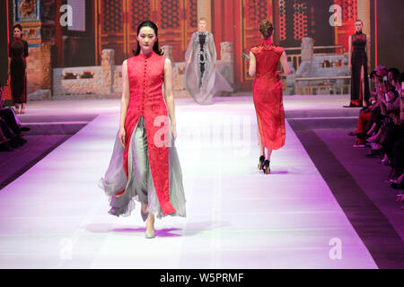 Un modèle habillé en chinois traditionnel, un Cheongsam habille également connu sous le nom de Qipao, pose au cours de la Chine 2019 Cheongsam Sur Mesure Art Show à Shenyang c Banque D'Images