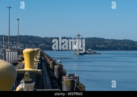 190729-N-DA737-0135 Everett, Washington (29 juillet 2019) Lance-missiles le destroyer USS Spruance (DDG 111) est en cours afin de participer au défilé de navires, une partie de la flotte de Seafair Seattle 7. Seafair Fleet Week est une célébration annuelle de la mer où les services marins, marines et de la Garde côtière des États-Unis en visite de membres de la Marine et des navires de la Garde côtière et des navires du Canada font de la ville un port d'escale. (U.S. Photo par marine Spécialiste de la communication de masse 2e classe Jonathan Jiang/libérés) Banque D'Images