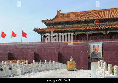 Policiers paramilitaires chinois montent la garde en face de la tribune en rénovation Tiananmen à Beijing, Chine, 7 mai 2019. Banque D'Images