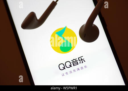 --FILE--un résident chinois utilise l'app de musique de Tencent QQ Music Entertainment Group (TME) sur son smartphone en Jinan City, Shandong, Chine orientale Banque D'Images