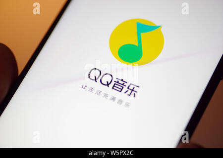 --FILE--un résident chinois utilise l'app de musique de Tencent QQ Music Entertainment Group (TME) sur son smartphone en Jinan City, Shandong, Chine orientale Banque D'Images