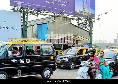 La gare de Mahalaxmi Mumbai Maharashtra Inde Asie entrée Banque D'Images