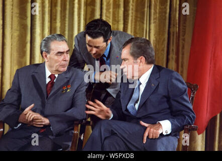 Leonid Brejnev et Richard Nixon parle en 1973 Banque D'Images
