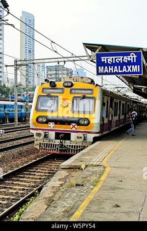 La gare de Mahalaxmi Mumbai Maharashtra Inde Asie Banque D'Images