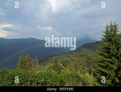 Beau panorama de montagnes avec arc-en-ciel réel après la pluie. Scenic nature background Banque D'Images