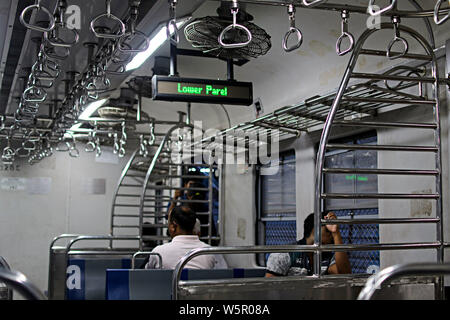 L'intérieur de l'indicateur de la gare de train Lower Parel Mumbai Maharashtra Inde Asie Banque D'Images