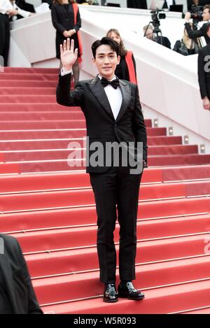 L'acteur chinois Zhu Cang Yue pose comme il arrive sur le tapis rouge pour le 72e Festival International du Film de Cannes à Cannes, France, 21 mai 2019. Banque D'Images