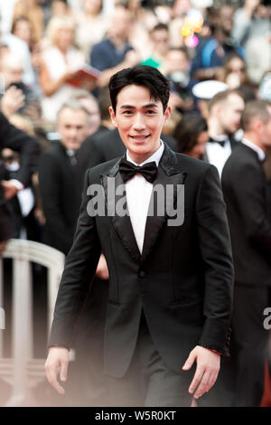 L'acteur chinois Zhu Cang Yue pose comme il arrive sur le tapis rouge pour le 72e Festival International du Film de Cannes à Cannes, France, 21 mai 2019. Banque D'Images