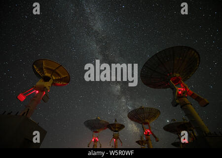 Beijing, Chine. 26 juillet, 2019. Photo prise le 26 juillet 2019 montre la nuit étoilée sur l'Ming antu station d'observation des observatoires astronomiques nationaux de l'Académie chinoise des sciences, en Zhengxiangbai Qi, Chine du nord, région autonome de Mongolie intérieure. Credit : Ren Junchuan/Xinhua/Alamy Live News Banque D'Images