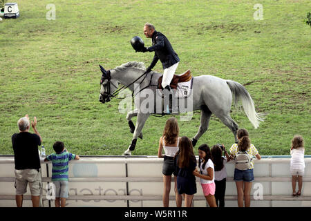 (190730) -- BEIJING, 30 juillet 2019 (Xinhua) -- Geir Gulliksen de Norvège en compétition lors de la Coupe des Nations FEI Longines Jumping Final Division 2 qui a eu lieu lors des Jeux Olympiques d'Horse-Riding Centre à Markopoulo, au sud-est d'Athènes, Grèce Le 28 juillet 2019. La Norvège l'équipe a remporté la finale de la Coupe des Nations Unies. Un total de 90 athlètes et 150 chevaux ont pris part à ces quatre jours de Festival équestre d'Athènes 2019 qui a débuté le 25 juillet. (Photo par Nathalie Partsalis/Xinhua) Banque D'Images