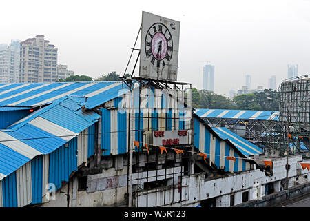 Pied de la gare Dadar overbridge et réveil Mumbai Maharashtra Inde Asie Banque D'Images