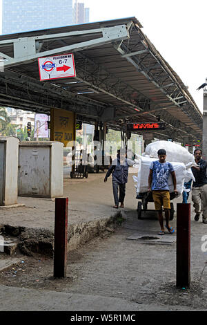 La gare Dadar Mumbai Maharashtra Inde Asie plate-forme Banque D'Images