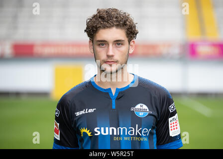 Paderborn, Allemagne. 29 juillet, 2019. Bundesliga football 1re : SC Paderborn 07 séance de photos pour la saison 2019-2020 dans l'Arène de Benteler : player Jan-Luca Rumpf. Credit : Friso Gentsch/DPA - NOTE IMPORTANTE : en conformité avec les exigences de la DFL Deutsche Fußball Liga ou la DFB Deutscher Fußball-Bund, il est interdit d'utiliser ou avoir utilisé des photographies prises dans le stade et/ou la correspondance dans la séquence sous forme d'images et/ou vidéo-comme des séquences de photos./dpa/Alamy Live News Banque D'Images