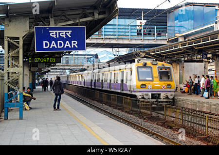 La gare Dadar Mumbai Maharashtra Inde Asie Banque D'Images