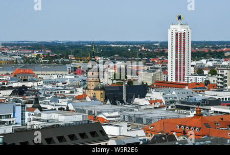 Leipzig, Allemagne. Le 25 juillet, 2019. Vue depuis la tour de la nouvelle mairie au centre-ville de Leipzig avec la Nikolaikirche et le Wintergartenhochhaus avec le logo du salon. Credit : Jens Kalaene Zentralbild-/dpa/dpa/Alamy Live News Banque D'Images