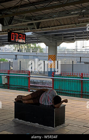 Man sleeping on gare Dadar Mumbai Maharashtra Inde Asie Banque D'Images