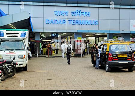 La gare Dadar Mumbai Maharashtra Inde Asie Banque D'Images