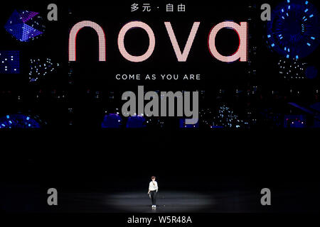 Il Gang, président de la division consommateurs de Huawei téléphone mobile nos produits, introduit Huawei Nova 5 blackberry lors d'un événement de lancement de nouveaux produits en Banque D'Images