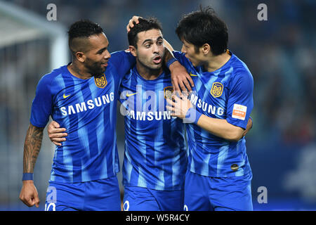 Joueur de football Italian-Brazilian Citadin Martins Eder, simplement connu sous le nom de Eder, centre, de Jiangsu Suning célèbre avec joueur de football brésilien, Alex Banque D'Images