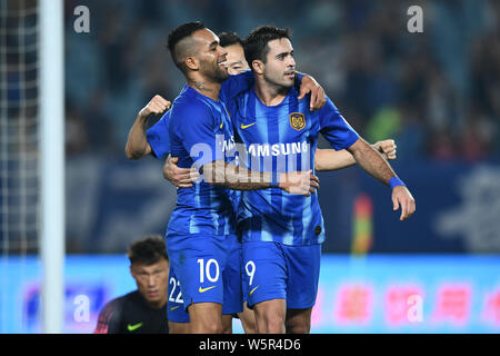 Joueur de football Italian-Brazilian Citadin Martins Eder, simplement connu sous le nom de Eder, droite, de Jiangsu Suning célèbre avec joueur de football brésilien, Alex Banque D'Images
