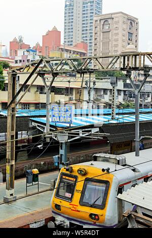 La gare Dadar Mumbai Maharashtra Inde Asie plate-forme Banque D'Images