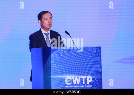 Daniel Zhang ou Zhang Yong, directeur général d'Alibaba Group, prend la parole lors d'une cérémonie de signature d'e-commerce de la Chine et de l'Alibaba powerhouse Yiwu Gouvernement t Banque D'Images