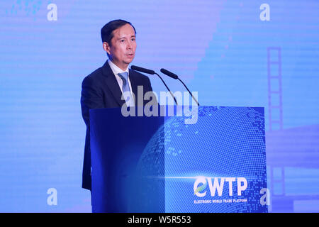 Daniel Zhang ou Zhang Yong, directeur général d'Alibaba Group, prend la parole lors d'une cérémonie de signature d'e-commerce de la Chine et de l'Alibaba powerhouse Yiwu Gouvernement t Banque D'Images