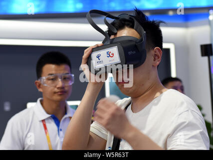 Un visiteur essaye un appareil VR via 5G réseau lors de l'Exposition Horticole Internationale de Beijing 2019 à Beijing, Chine, 9 juin 2019. La Chine" Banque D'Images