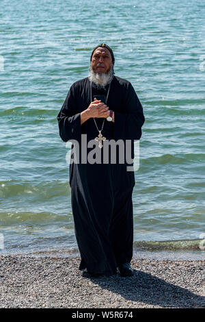 Tabgha, Israël - 18 mai 2019 : moine copte à l'église de Tabgha au bord de mer de Galilée Banque D'Images