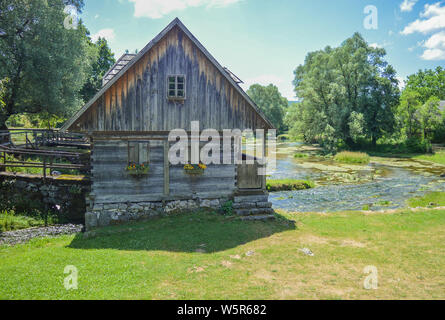 Moulin à eau en bois sur la rivière du Castella springs, Majerovo vrilo Banque D'Images