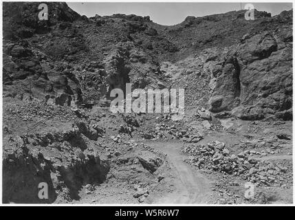 À ciel ouvert en aval et d'excavation pour l'Arizona déversoir. Pelle est près de l'emplacement de déversoir inclinés d'admission tunnel. Truck road à gauche est sur l'altitude approximative de remplir derrière. structure du déversoir ; Portée et contenu : la photographie de deux volumes d'une série d'albums de photos documentant la construction de barrage Hoover, Boulder City, Nevada. Banque D'Images