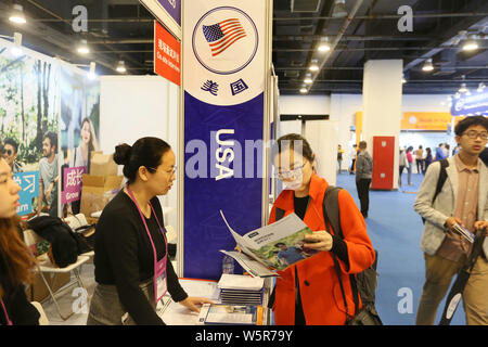 --FILE--visiteurs chinois parler avec les conseillers en éducation sur le stand de l'United States lors d'une expo à Beijing, Chine, 20 octobre 2018. Chines Banque D'Images