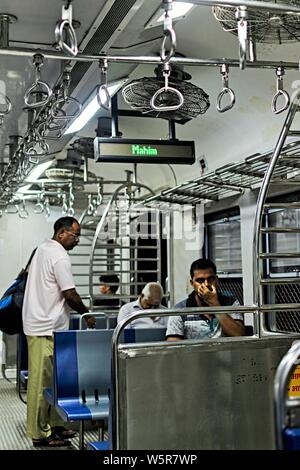 Dans l'indicateur de Mahim train Junction Railway Station Mumbai Maharashtra Inde Asie Banque D'Images