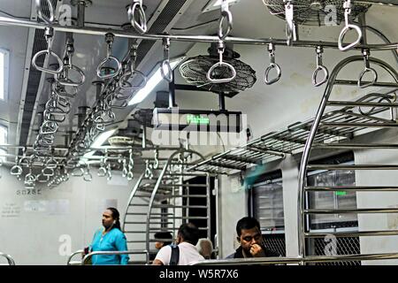 Dans l'indicateur de Mahim train Junction Railway Station Mumbai Maharashtra Inde Asie Banque D'Images