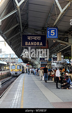 La gare de Bandra Mumbai Maharashtra Inde Asie Banque D'Images