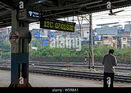 La gare de Bandra Mumbai Maharashtra Inde Asie Banque D'Images