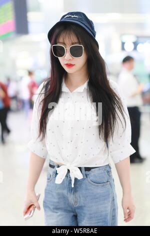 L'actrice chinoise Liu Ada ou Liu Yan arrive à l'Aéroport International de Shanghai Hongqiao avant le départ à Shanghai, Chine, 11 juin 2019. Banque D'Images