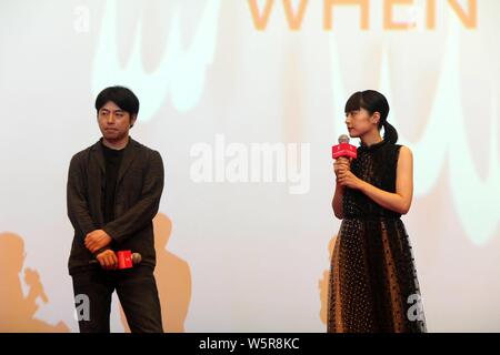 L'actrice Mao Inoue, droite, et le réalisateur Ishii Yuya assister à une réunion du ventilateur pour film 'Lorsqu'un arbre tombe' au cours de la 22e International de Shanghai Banque D'Images