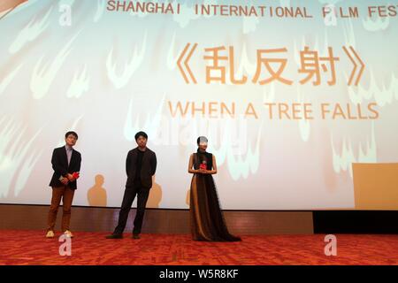 L'actrice Mao Inoue, droite, et le réalisateur Ishii Yuya, centre, assister à une réunion du ventilateur pour film 'Lorsqu'un arbre tombe' au cours de la 22e j de Shanghai Banque D'Images