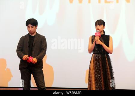L'actrice Mao Inoue, droite, et le réalisateur Ishii Yuya assister à une réunion du ventilateur pour film 'Lorsqu'un arbre tombe' au cours de la 22e International de Shanghai Banque D'Images