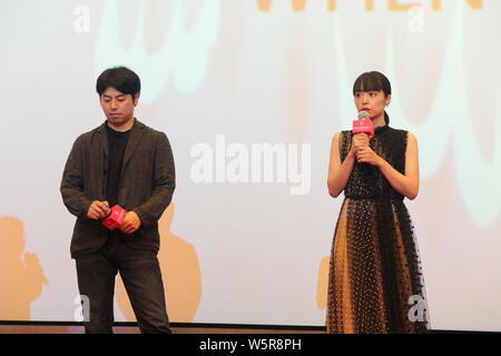L'actrice Mao Inoue, droite, et le réalisateur Ishii Yuya assister à une réunion du ventilateur pour film 'Lorsqu'un arbre tombe' au cours de la 22e International de Shanghai Banque D'Images