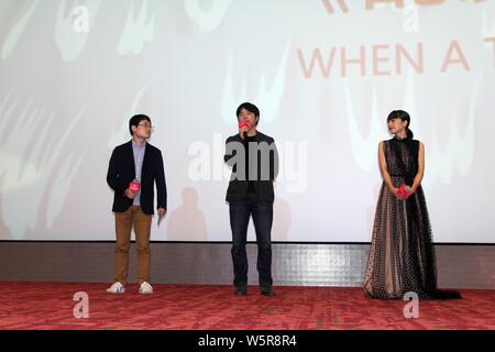 L'actrice Mao Inoue, droite, et le réalisateur Ishii Yuya, centre, assister à une réunion du ventilateur pour film 'Lorsqu'un arbre tombe' au cours de la 22e j de Shanghai Banque D'Images