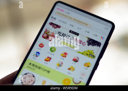 --FILE--un netizen parcourt l'app mobile Chinois de démarrage d'aliments frais Frais sur son smartphone à manquer dans la ville de Ji'nan, la Chine de l'est la province de Shandong, 28 Banque D'Images