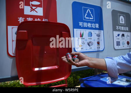 Un bénévole chinois introduit le tri des déchets à un villageois de village Dongchu, Rongcheng City, Shandong province de Chine orientale, le 4 juin 2019. Divers Banque D'Images