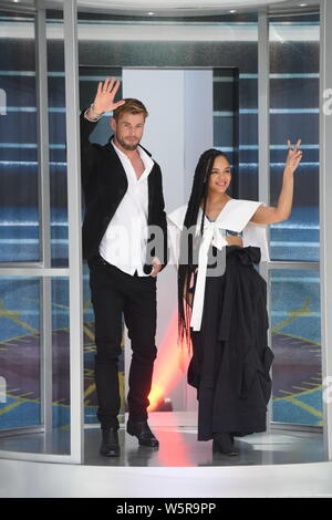 Actrice et chanteuse américaine, Tessa Thompson, droite, et l'acteur australien Chris Hemsworth assister à la première manifestation pour nouveau film "Les hommes en noir : Interna Banque D'Images